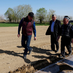 Айыл чарба министри пахта эгүүдө плёнканы колдонуу ыкмасы менен таанышты