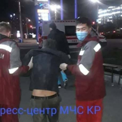 Бишкекте эркек киши көпүрөдөн каналга түшүп кетти