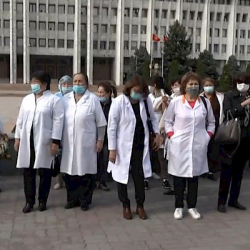 Бишкекте медкызматкерлер тынчтык жүрүшүнө чыгышты
