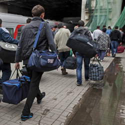 До 15 июня нелегальные мигранты должны покинуть Россию — замглавы МВД РФ