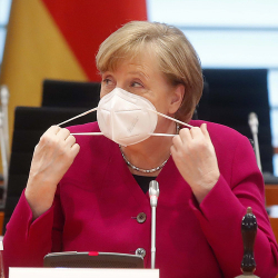 Ангела Меркель көпчүлүк өлкөлөр баш тарткан AstraZeneca вакцинасы менен эмдөө алды