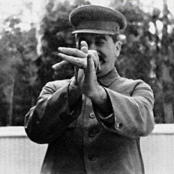 Сталин жин-шайтандардын дарты менен ооруган, анын сол колунун ортону менен аты жогу желмогуздукундай болуп өсүп кеткен...