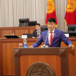 Депутат Шайлообек Атазов канжыгага баш байлап, караңгыда жол тапкан кыраандардан, эми 