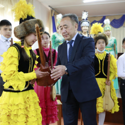 СҮРӨТ - Президенттен Ноорузга карата комуз сураган кыз белегин алды