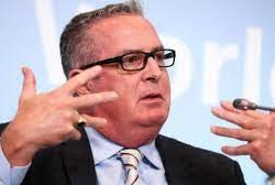 АУЦАнын президенти Эндрю Качинс кол алдындагы кызматкерин кан кеткен абалга чейин жеткирген