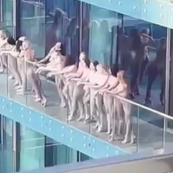 Бизнесмен менен энеден туума жылаңач сүрөткө түшкөн моделдер өлкөдөн чыгарылды