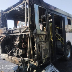 Ош шаарында эл ташыган автобус толугу менен күйүп кетти
