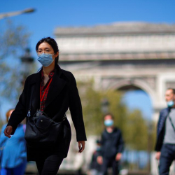 Во Франции растет число пациентов с COVID в отделениях интенсивной терапии