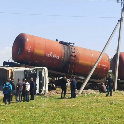 Жалал-Абад: Кырсыктын кесепетинен вагон-цистерна жолдон чыгып кеткен