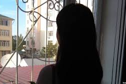 Ысык-Көлдө 14 жаштагы кызынын кош бойлуу экенин билген жаран 16 жаштагы өспүрүмдүн үстүнөн арыз жазды