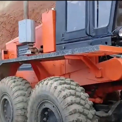 ВИДЕО - Старый автогрейдер. В Майлуу-Суу жалуются на растрату бюджетных денег мэрией