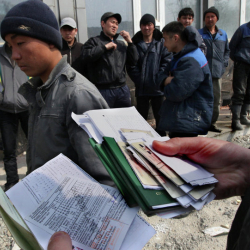 Чет мамлекеттерге кыргызстандыктарды мыйзамсыз жөнөтүп турган жеке агенттик аныкталды