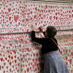 Улуу Британияда коронавирустун курмандыктарын эскерүү үчүн 150 миң жүрөктүн сүрөтү тартылды