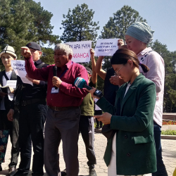 СҮРӨТ - Чек ара меселеси боюнча өкмөт үйүнүн алдында митинг өтүп жатат