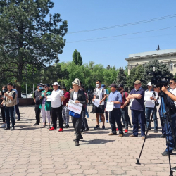 Митингчилер өкмөт өкүлдөрүн күтүп жатышат