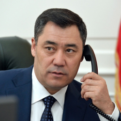 Президент Садыр Жапаров менен Тажикистандын Президенти Эмомали Рахмон телефон аркылуу сүйлөштү