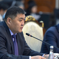 Баткенде кыргыз-тажик чек арасы боюнча эки өкмөттүк делегациялардын сүйлөшүүлөрү башталды