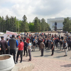 Митингующие около Дома правительства хотят в Баткен с оружием, едут в военкомат. Обновлено