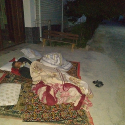 Баткенде кээбир жашоочулар түндө көчөгө төшөк салып жатышкан