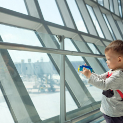 Эки жаштагы уулун сатып, саякаттоого кеткен адам кармалды