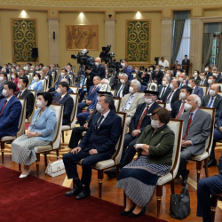 Фото дня: церемония подписания новой Конституции (особое внимание на Розу Отунбаеву)