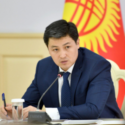 Өкмөт башчы Мариповдун көз боёмочулугу билинип калганда