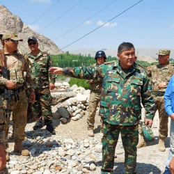 Алмазбек Акматалиев: “Ташиевдин тажиктерден жардам сурабайбыз деген сөзү туура”