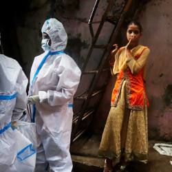 ФОТО - Врач показал длинный кровяной тромб, который удалили у больного коронавирусом в Индии