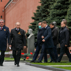 ВИДЕО - Перед парадом Победы в Москве президента Таджикистана назвали Эммануэлем