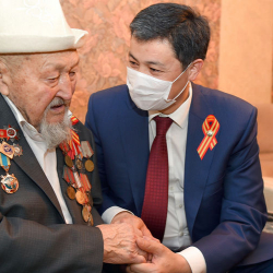 Ветерана Великой Отечественной войны Касмалы Осмонова навестил глава кабмина