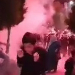 ВИДЕО - Недогоревший снаряд салюта упал в толпу людей