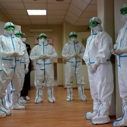 Министр: «Коронавируска кабылган медиктерге 75 миң сомдон кенемте төлөнүүдө»