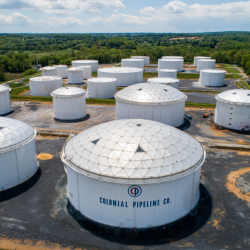 АКШ: Күйүүчү май тартыштыгынан улам бир нече штатка өзгөчө кырдаал режими жарыяланды