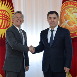 Садыр Жапаров принял посла США Дональда Лу по случаю завершения его миссии