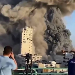 ВИДЕО - Израиль армиясынын чабуулу башталгандан кийин жүздөгөн адамдар үйлөрүн таштап кeтүүдө