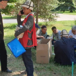 Аянтта митингге катышкандарга тамак-аш таратылууда