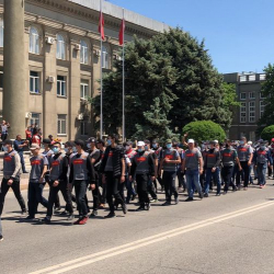 Өкмөт үйүнүн алдында тынчтыкты талап кылган митинг өтүүдө