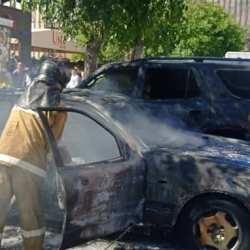 ВИДЕО - Бишкекте кафенин жанында 2 автоунаа өрттөнүп кетти