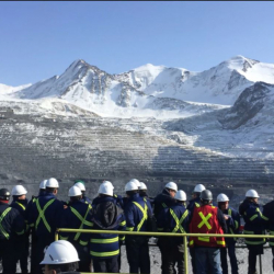 Кумтөр боюнча келишимдерге кайсы өкмөт башчылар кол койгон?