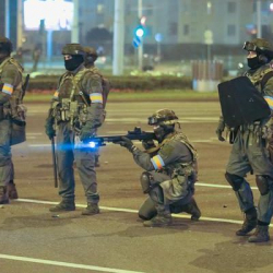 Президент митингчилерге каршы аскердик техника колдонууга уруксат берди