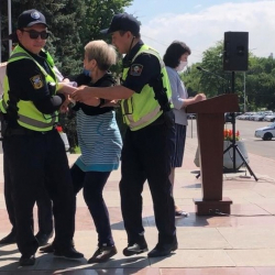14 балам бар, алардын жетөө майып... Министрге жолугууга аракет кылган аялды милиция алып кетти