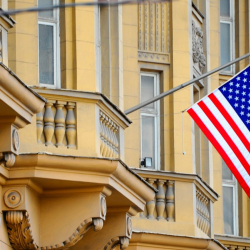 АКШ элчилиги жарандарына азырынча Кыргызстанга келбей турууну сунуштады