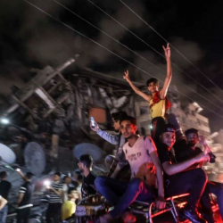 Израил менен Палестинада миңдеген адам жеңишти майрамдап жатат