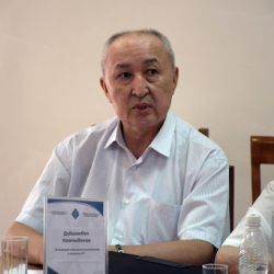 Дүйшөнбек Камчыбеков: «Мөңгүлөргө 1 миллиард 200 миллиондон ашык куб калдыктар төгүлгөн. Таза суудан ажырайбыз!»