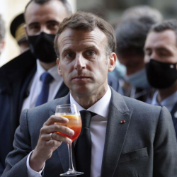 ВИДЕО - Макрон поднял бокал за Украину