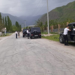 «Гелендваген» кортежи менен мектеп бүтүрүүчүлөрү бара жаткан