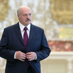 Лукашенко өзүнө карата коюлган айыптоолорду моюнга албай догурунууда