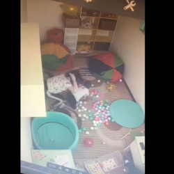 ДЦП менен ооруган баланы ур-токмокко алган дефектолог кызматынан бошотулду