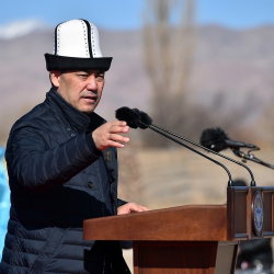 Өкмөт үйүнө чогулгандар Жапаровдун чыгышын талап кылышты