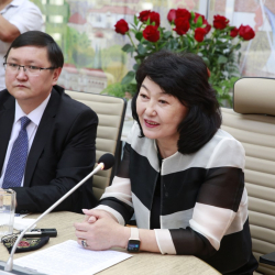 СҮРӨТ - Жылдыз Бакашова  өлкөнүн китепканачыларын кесиптик майрамы менен куттуктады